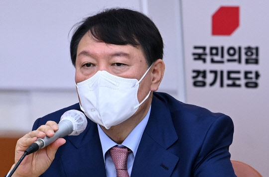 지난 10월 14일 국민의힘 대선 경선 후보인 윤석열 전 검찰총장이 경기도 수원시 장안구 국민의힘 경기도당에서 열린 '경기도당 주요당직자 간담회'에서 당원들의 질문에 답하고 있다. 국회사진기자단·연합뉴스